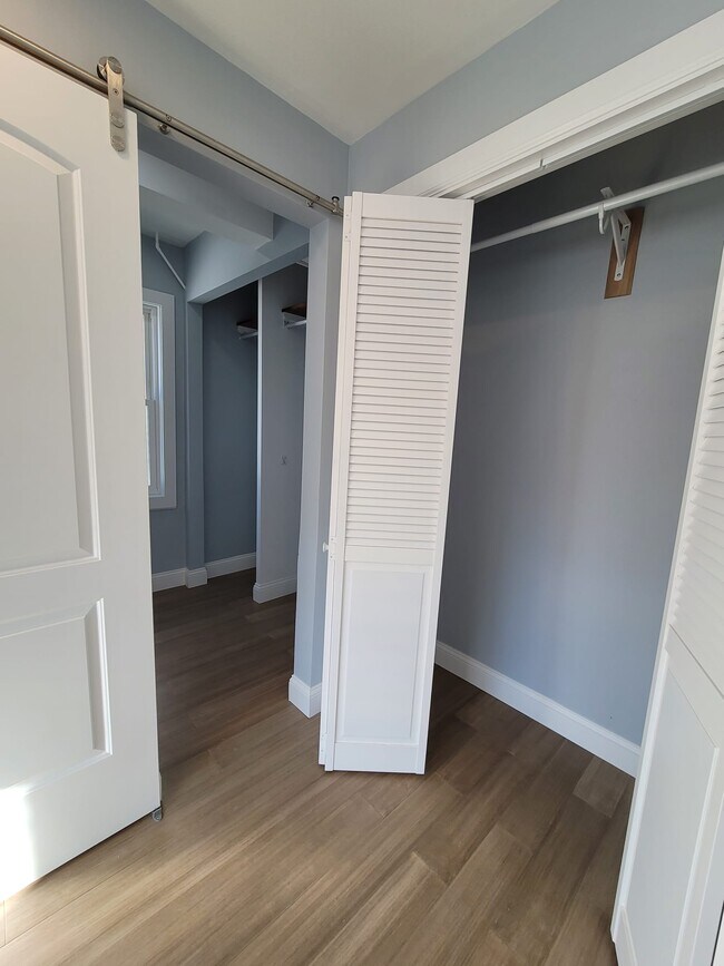 Building Photo - 919 Lester Ave