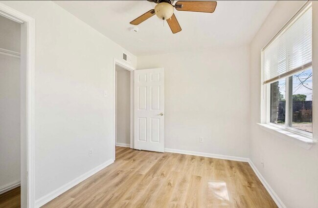 Foto del edificio - 3210 Northeast Dr