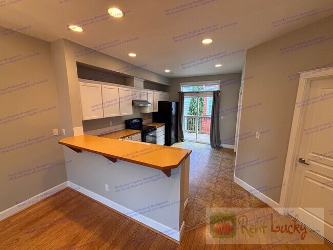 Foto del edificio - Bright and Spacious Fircrest Townhome in U...
