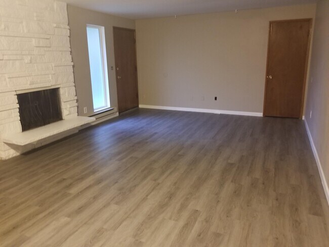 Building Photo - 30 Thunderbird Pkwy SW