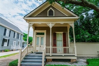 Building Photo - 209 S Cedar St