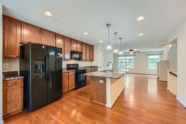 Foto del edificio - Spacious & Stylish 3BR/2.5BA TH in Frankli...
