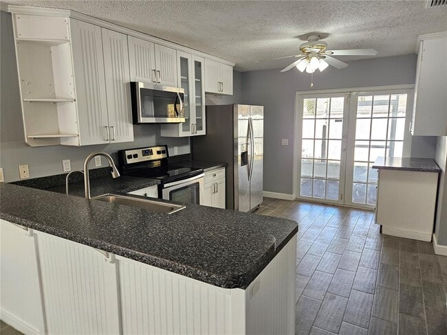 Foto del edificio - 272 Loyola Rd