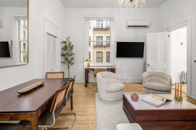 Building Photo - 3 E 9th St