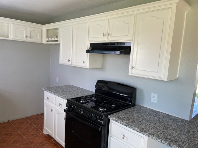 Building Photo - Cozy Home with good yard