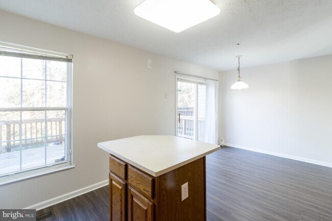 Building Photo - 150 Foxview Dr