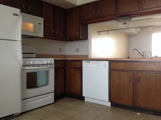Building Photo - Town House Available- Great Location