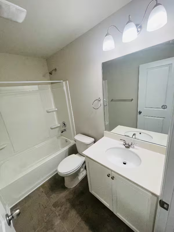 Guest Bath - 5203 Upper Elm St