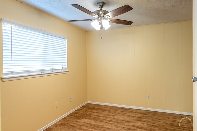 Bedroom area - Monticello Apartments Hyde Park