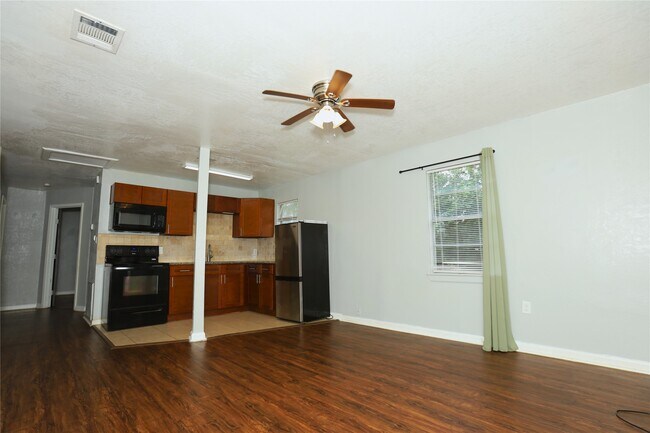 Building Photo - 713 S Valderas St