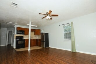 Building Photo - 713 S Valderas St
