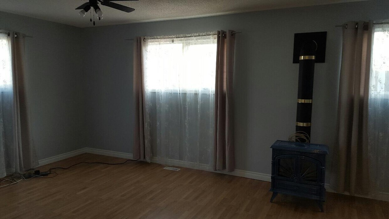 Building Photo - 4 Bed 1.5 Bath Unit in Didsbury, AB
