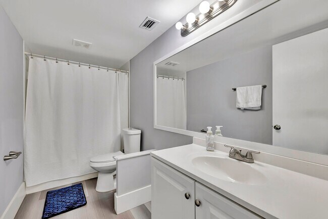 Foto del edificio - 2200 S Cypress Bend Dr