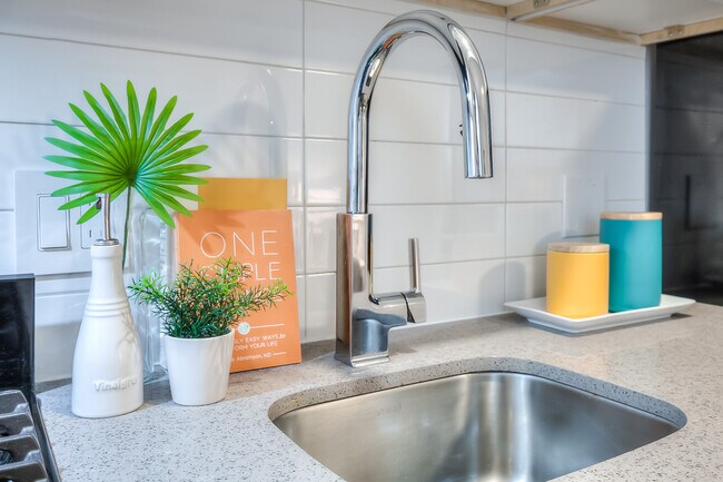 Photo du bâtiment - Beautiful New Studio Apartment Available in Cabbagetown