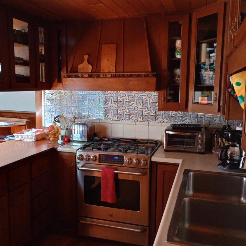 Kitchen - 10 Hilliard St