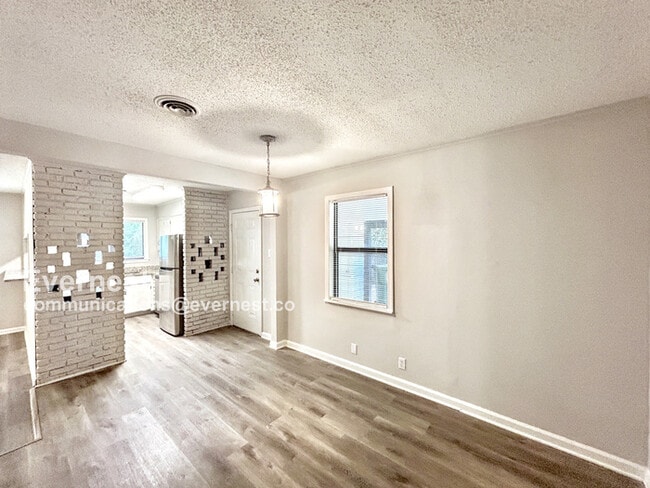 Building Photo - 1202 Town and Country Dr