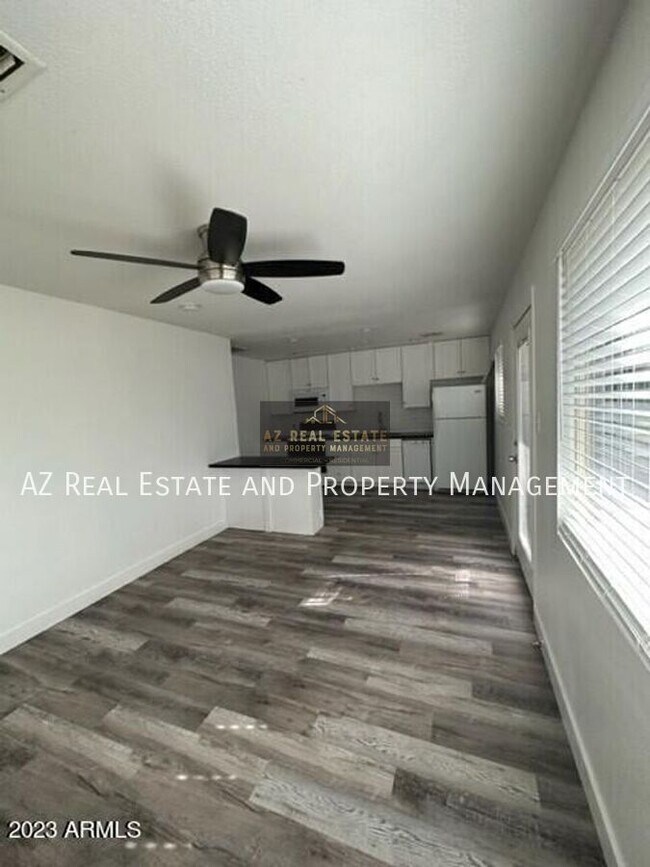 Foto del edificio - 3417 E Windsor Ave