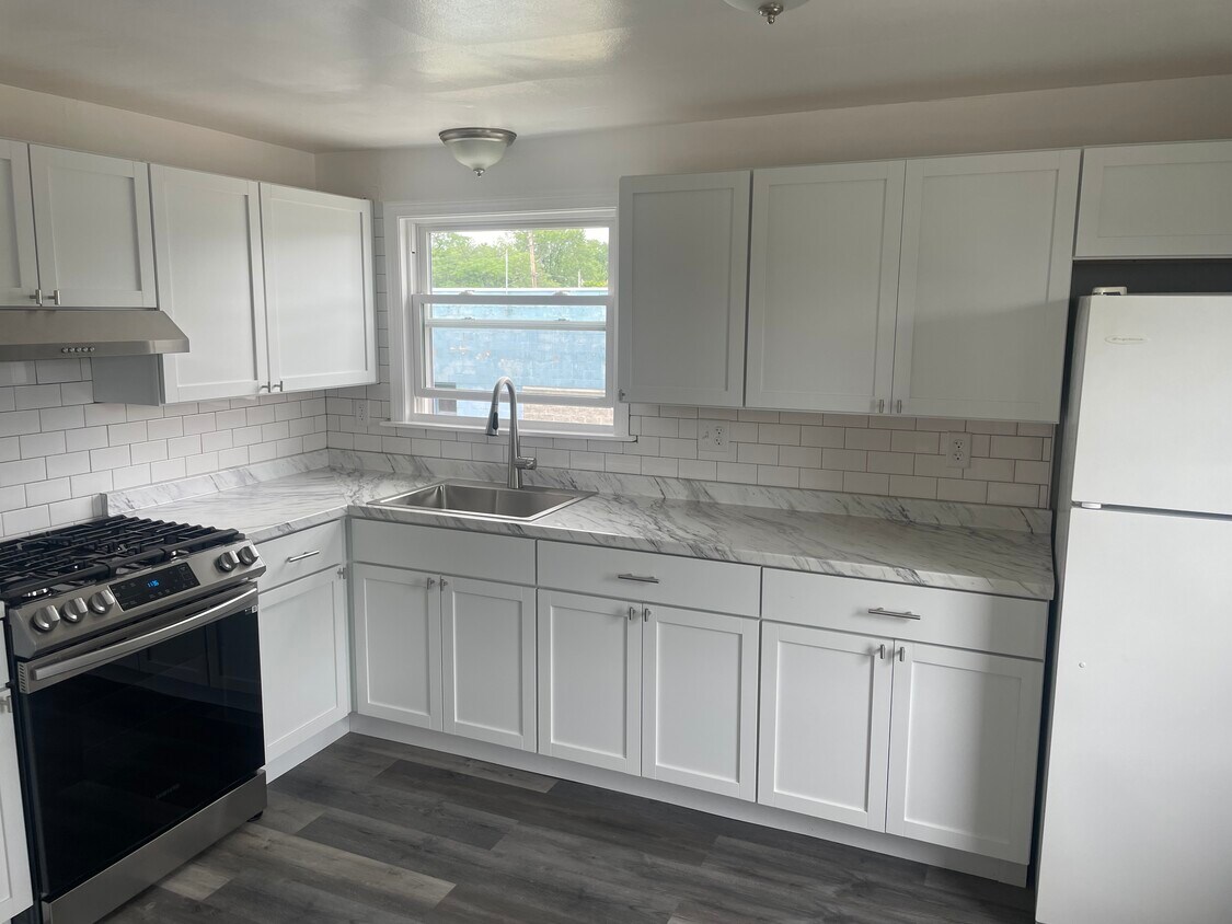 Foto principal - 826 Englewood Ave
