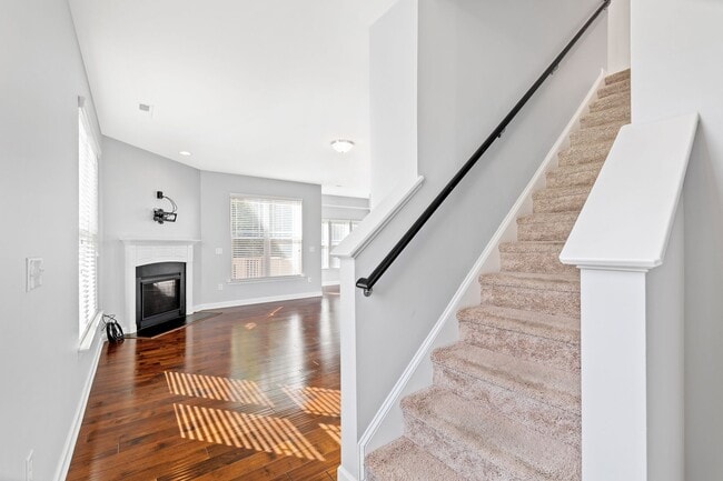 Building Photo - Bright & Spacious End-Unit Townhome in Flo...