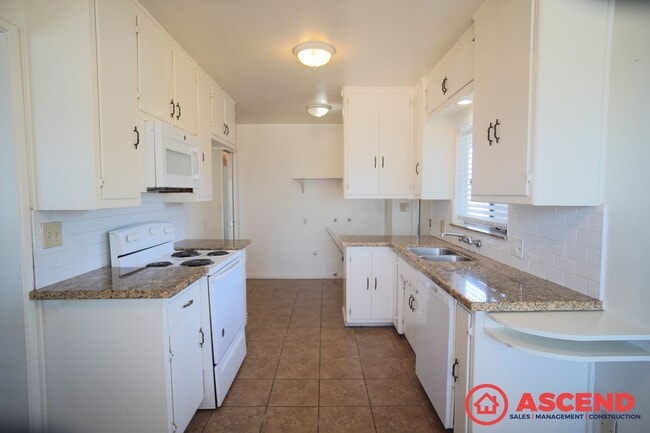 Building Photo - 1017 Paloma St