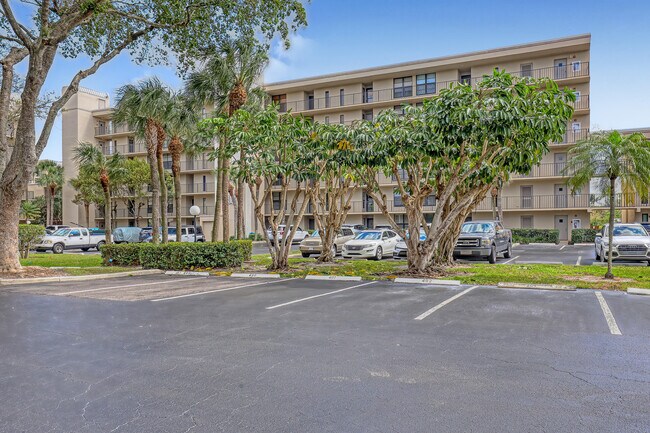 Building Photo - 18 Royal Palm Way
