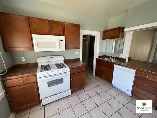 Building Photo - 6 Bed 2 Bath Home For-Rent off Watson SW f...
