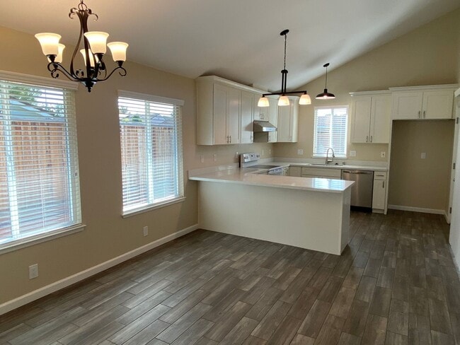 Building Photo - Beautifully Remodeled 4 Bedroom, 2 Bathroo...