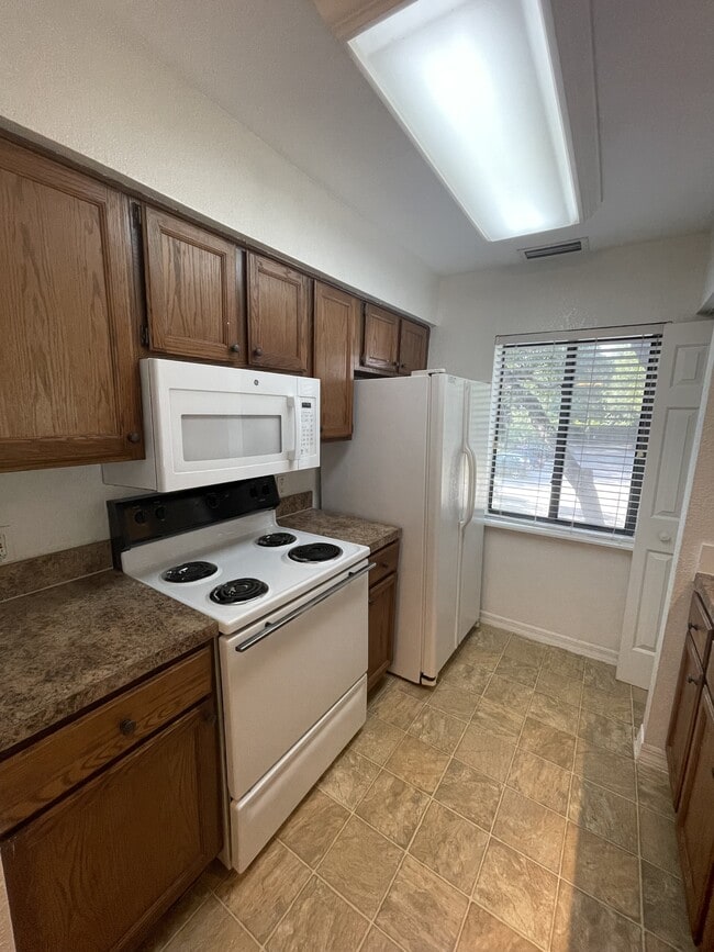 Building Photo - 226 Riverbend Dr