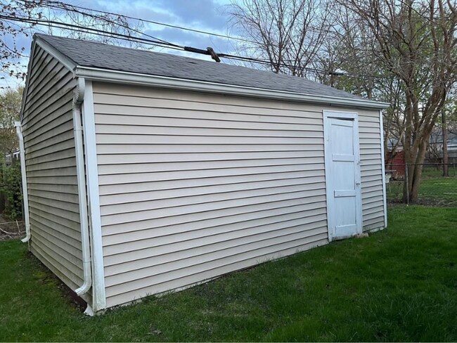 Building Photo - 6123 Glenis St
