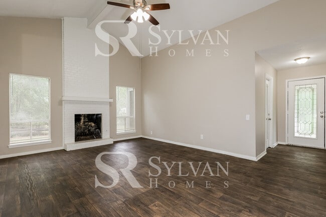 Building Photo - Discover Spacious Comfort & Fun