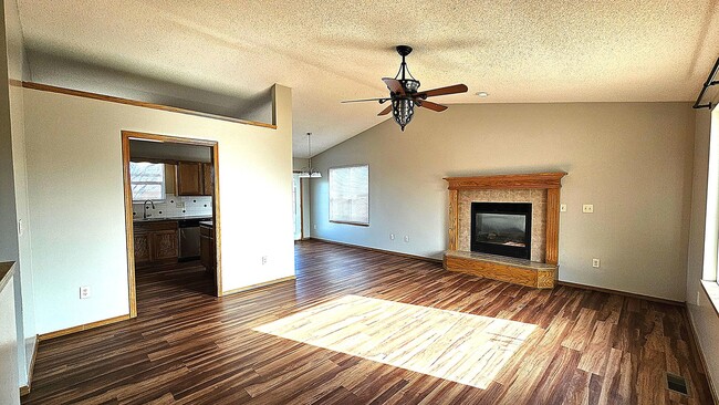 Foto del edificio - 4 bed, 3 bath Home w/ 2 car garage in Hays...