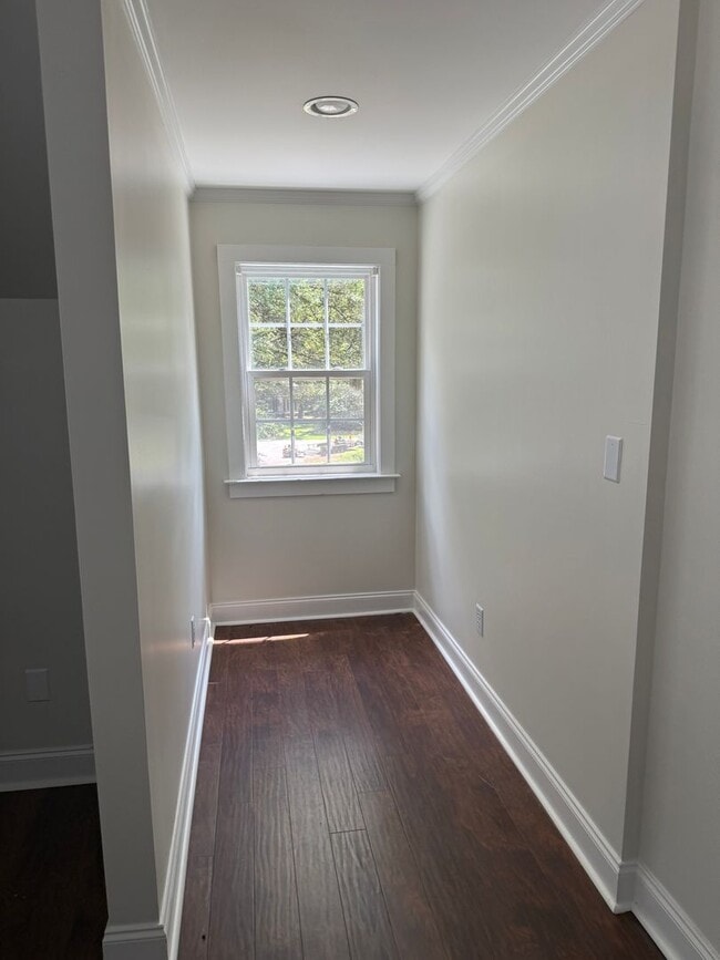 Building Photo - 209 Pineridge Dr