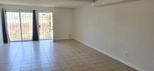 Foto del edificio - 25180 W 5th St