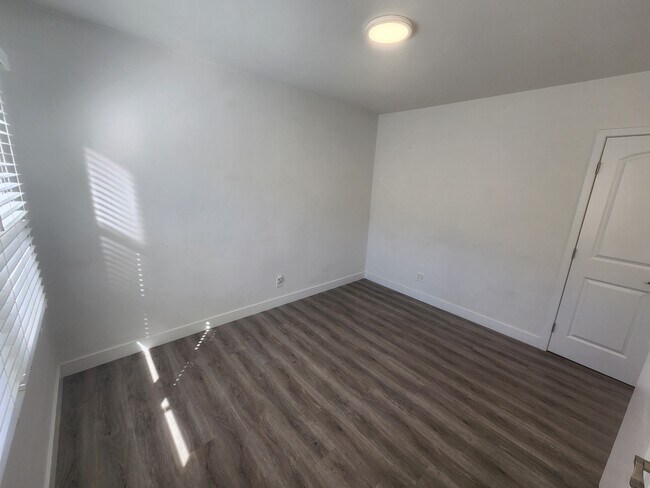 Foto del edificio - 383 Harvey Dr