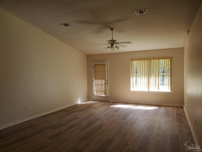 Building Photo - 2490 Vale Dr