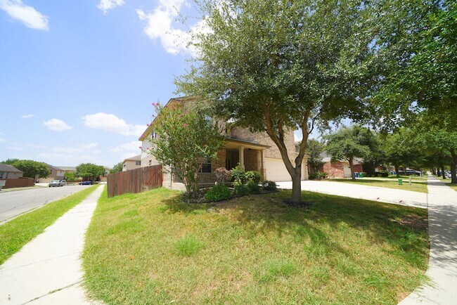 Foto del edificio - Spacious Home in Cibolo with 3 Car Garage! Realor Commission: $750