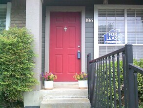 Building Photo - 1015 E Yager Ln