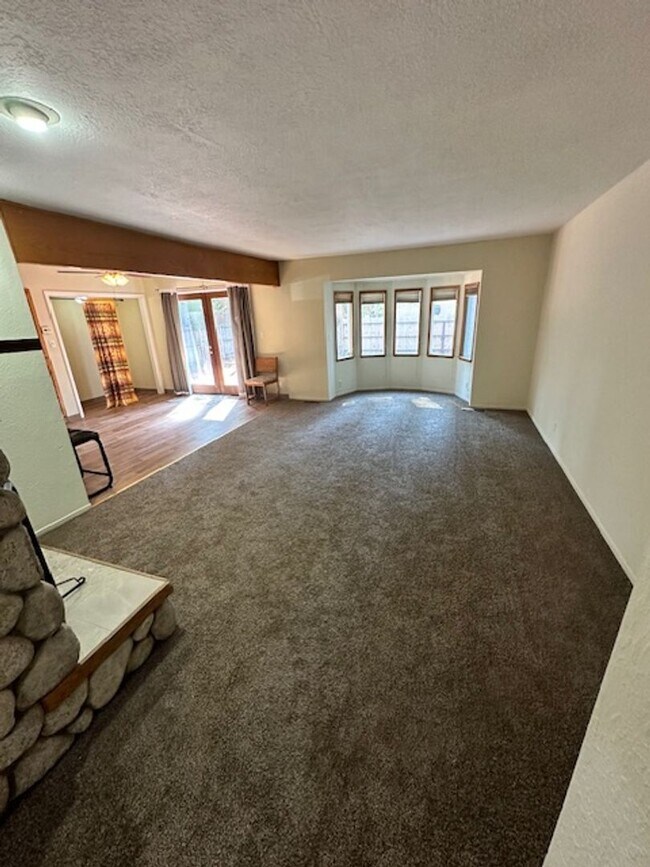 Foto del edificio - Single level home w/ 3Bd and 2 Ba! Availab...