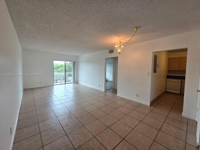 Building Photo - 405 S Pine Island Rd