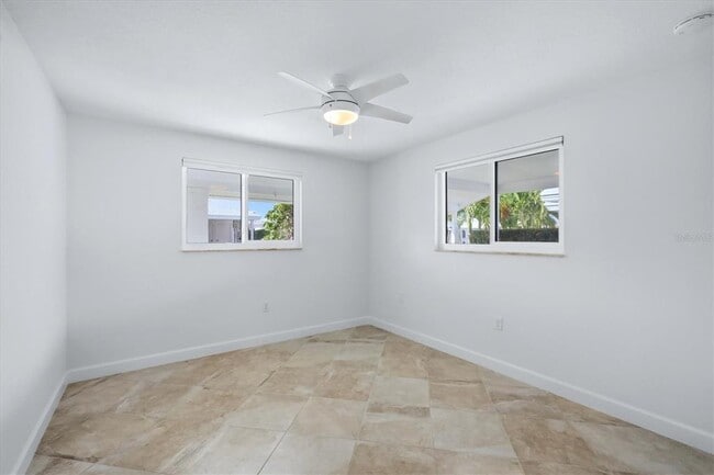 Building Photo - 885 Spanish Dr N