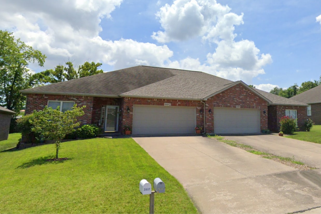 Primary Photo - Spacious Duplex In Cape Girardeau