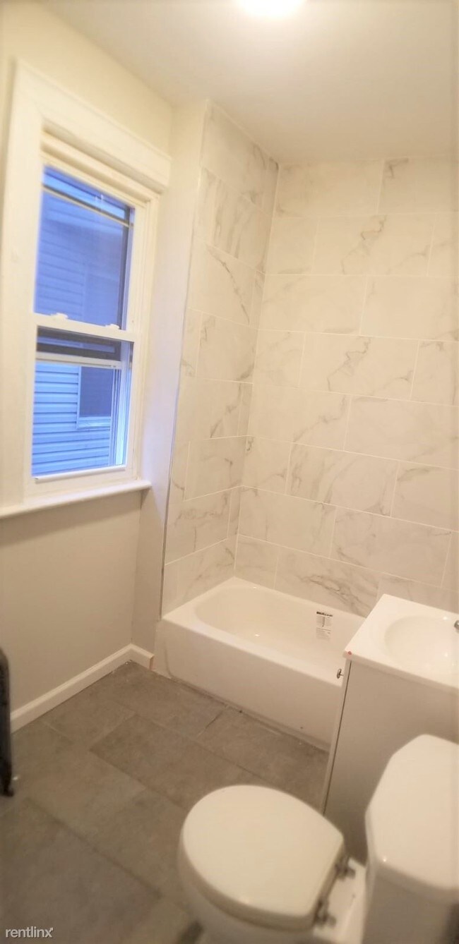 Building Photo - 3 br, 1 bath  - 80 Rose Ter Apt 1A