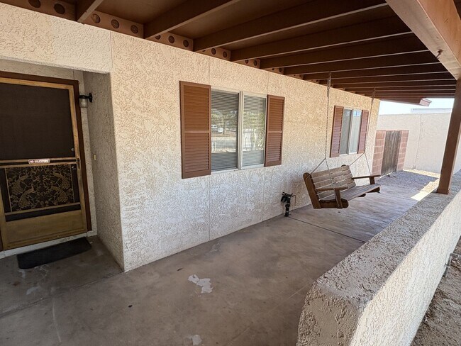 Building Photo - Move in ready privacy with pool near Ina &...