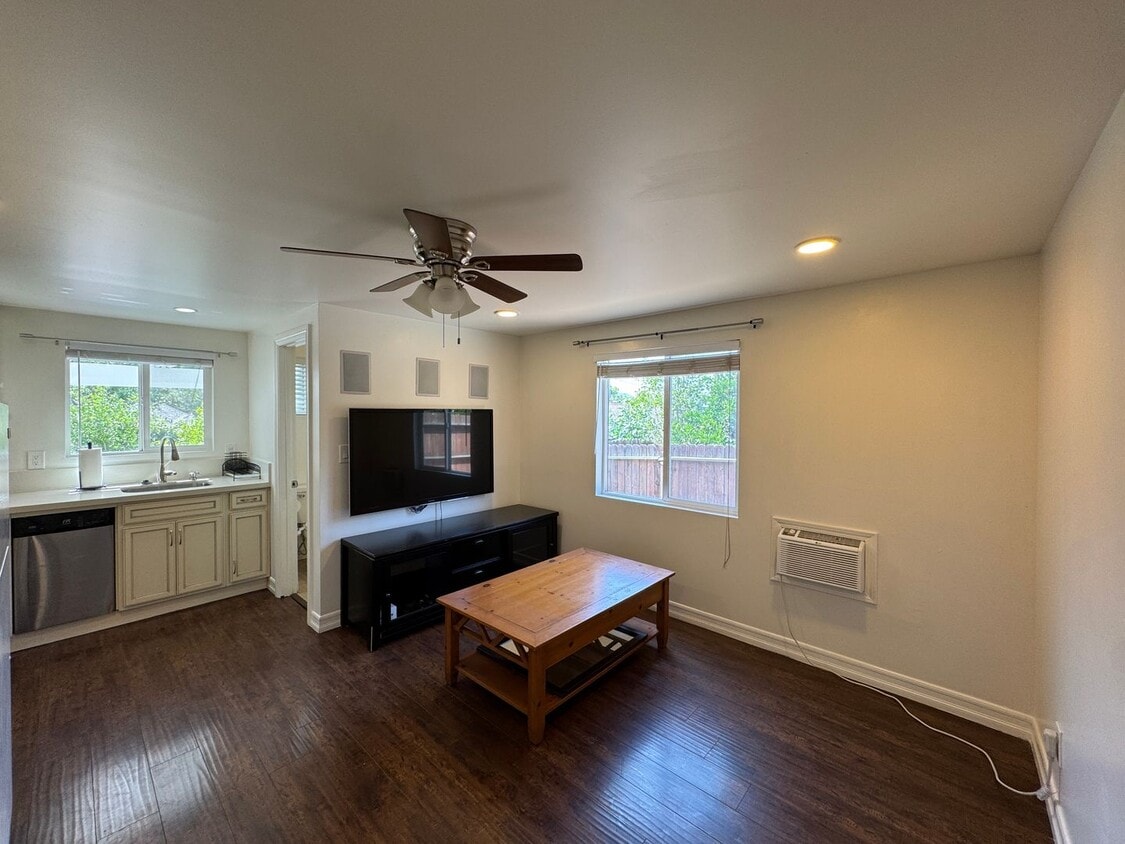 Primary Photo - 2137 Glenada Ave