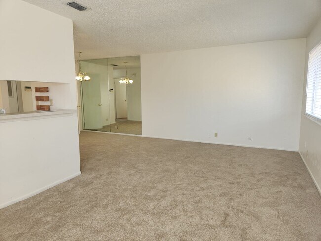 Foto del edificio - 2058 Hidden Lk