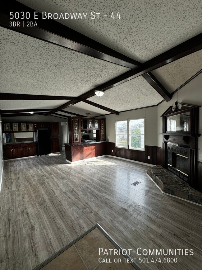 Foto del edificio - 5030 E Broadway St