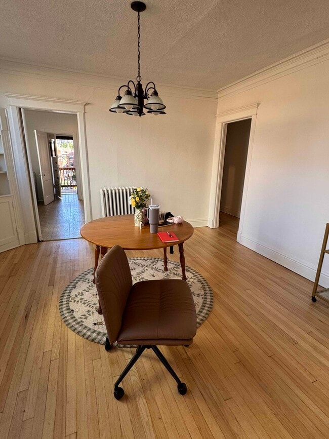Foto del edificio - 3619 N Pine Grove Ave