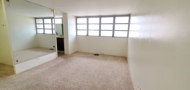 Building Photo - AVAILABLE NOW! Spacious and bright 2 bed, ...