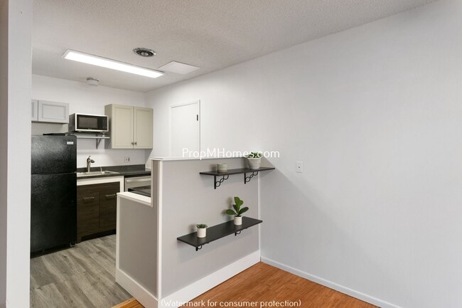 Building Photo - Two Bedroom in Four-Plex - Charming Highla...