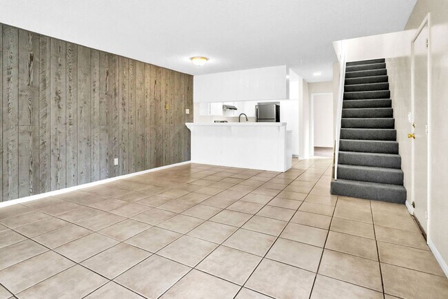 Foto del edificio - Great Three bedroom in UTC!  Available now!